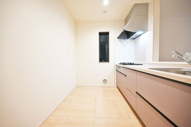 リーブルガーデン尼崎市常松1丁目新築一戸建て全4区画│2SLDK＋駐車2台可のキッチン|キッチンスペースは食器棚を配置しても余裕の広さ。お料理中でも複数人がすれ違えるスペースを確保しています。