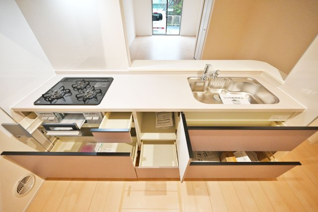 リーブルガーデン尼崎市常松1丁目新築一戸建て全4区画│2SLDK＋駐車2台可のキッチン|広々としたワークトップはお料理の盛り付けに便利です。キッチン下の収納スペースには大きなお鍋やフライパンのような調理器具もスッポリ収納できます。