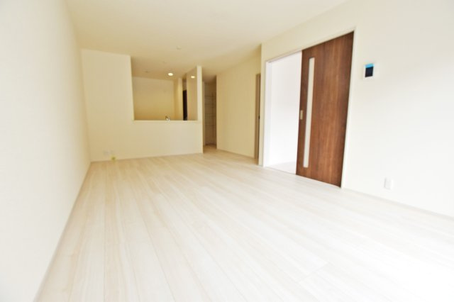 リーブルガーデン尼崎市常松1丁目新築一戸建て全4区画│3LDK＋駐車2台可の外観|2号棟外観。現在建築中。並列駐車2台可。4区画の中で最も敷地面積が大きな区画になっています。