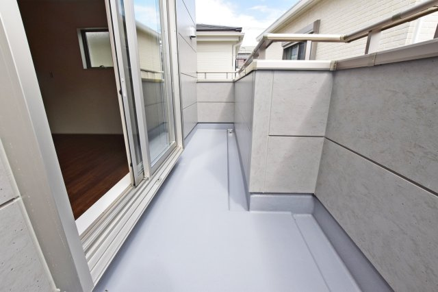 リーブルガーデン尼崎市常松1丁目新築一戸建て全4区画│2SLDK＋駐車2台可のバルコニー|南向きバルコニーは陽当たり良好です。