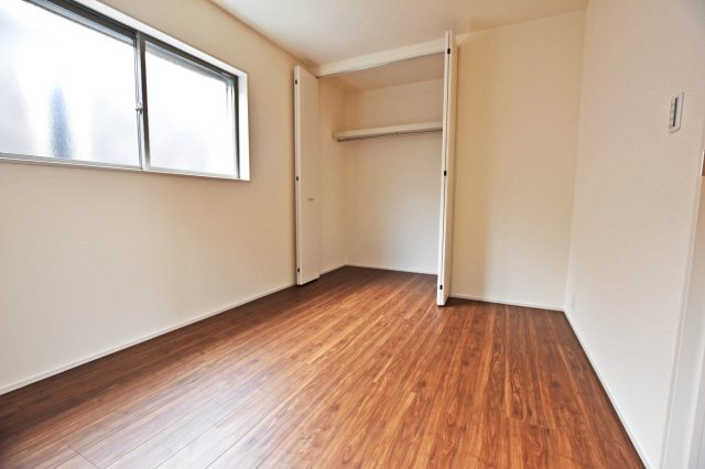 リーブルガーデン尼崎市常松1丁目新築一戸建て全4区画│2SLDK＋駐車2台可の収納|2階洋室6.0帖　クローゼットも完備されておりコートのような丈の長い衣類もしわになることなく収納できます。
