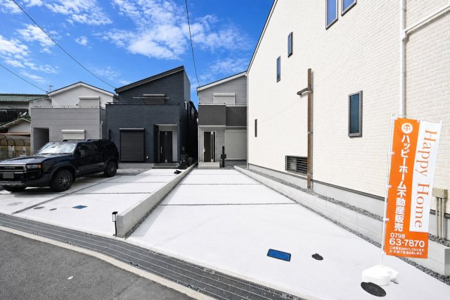 リーブルガーデン尼崎市常松1丁目新築一戸建て全4区画│2SLDK＋駐車2台可の外観|3号棟外観。縦列駐車2台可。4区画の中で道路から住宅までの距離があり、プライバシーの確保がしやすい区画になっています。