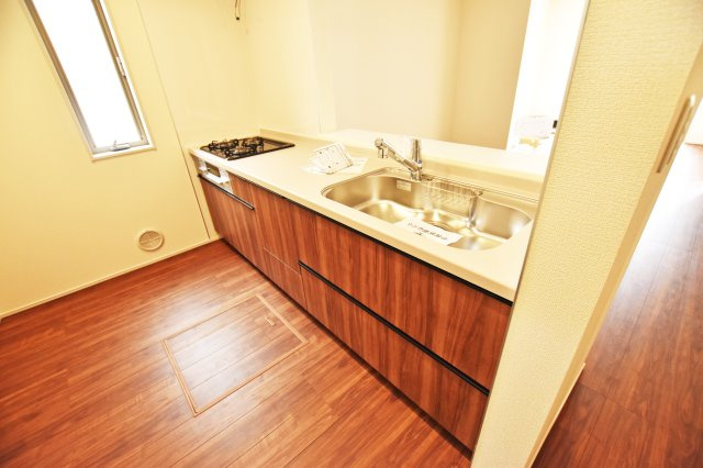 リーブルガーデン尼崎市常松1丁目新築一戸建て全4区画│2SLDK＋駐車2台可のキッチン|キッチンはオープンタイプの対面式キッチン。お料理をしながらでも家族との会話ができるのが◎