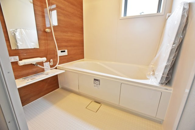 リーブルガーデン尼崎市常松1丁目新築一戸建て全4区画│2SLDK＋駐車2台可の浴室|足を伸ばしてゆっくりできる浴室。一日の疲れを癒してくれる心地良いバスタイムを過ごした後はぐっすり眠れそうです。