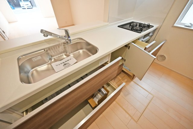 リーブルガーデン尼崎市常松1丁目新築一戸建て全4区画│2SLDK＋駐車2台可のキッチン|ワークトップは十分な広さがあるW2550タイプ。調理台下いっぱいに収納を設け、包丁のホルダーや調味料専用の引き出しも備えています。