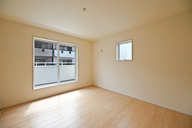 リーブルガーデン尼崎市常松1丁目新築一戸建て全4区画│2SLDK＋駐車2台可の寝室|2階主寝室想定に入ってすぐの内観写真です。 2面採光の為、採光通風ともに良好です。