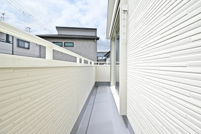 リーブルガーデン尼崎市常松1丁目新築一戸建て全4区画│2SLDK＋駐車2台可のバルコニー|2階バルコニーです。 物干竿金具が備え付けられています。