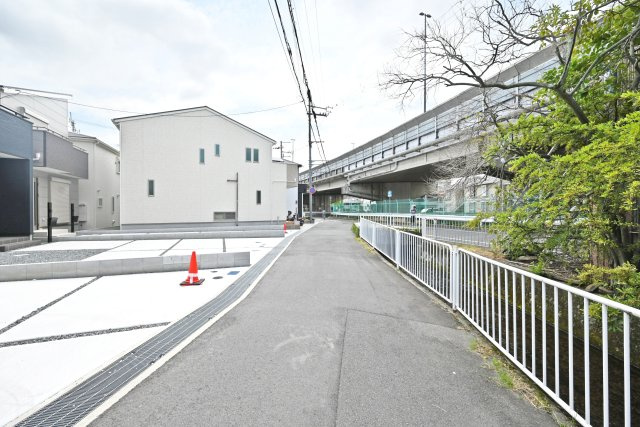 リーブルガーデン尼崎市常松1丁目新築一戸建て全4区画│2SLDK＋駐車2台可の前面道路含む現地写真|前面道路南側に約4.0ｍ幅です。