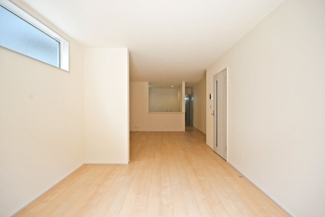 リーブルガーデン尼崎市常松1丁目新築一戸建て全4区画│2SLDK＋駐車2台可のダイニング|1階LDKの広さは約18.7帖で、リビングセットを置いても十分な広さが確保されています。 明るく広々としたリビングで家族団らんのひと時をお楽しみ下さい◎