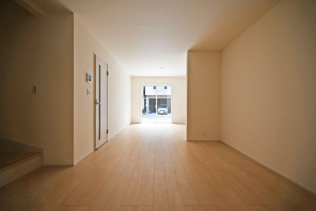 リーブルガーデン尼崎市常松1丁目新築一戸建て全4区画│2SLDK＋駐車2台可の居間・リビング|1階LDKをキッチン側から正面に撮影した内観写真です。ナチュラルテイストな内装はどんな家具も合わせやすく、お好みのインテリアコーディネートをお楽しみいただけます。