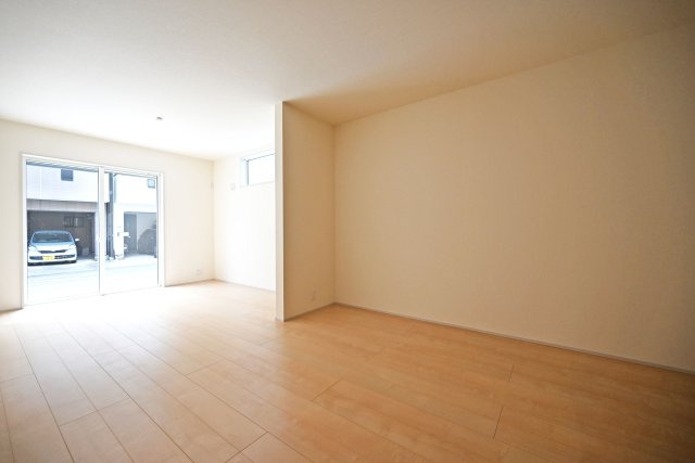 リーブルガーデン尼崎市常松1丁目新築一戸建て全4区画│2SLDK＋駐車2台可の居間・リビング|1階LDKは約18.7帖でゆとりある広さです。インテリア配置に困らない間取り設計に加え、お子様のいる世帯に必要な部屋数を備えた物件です。