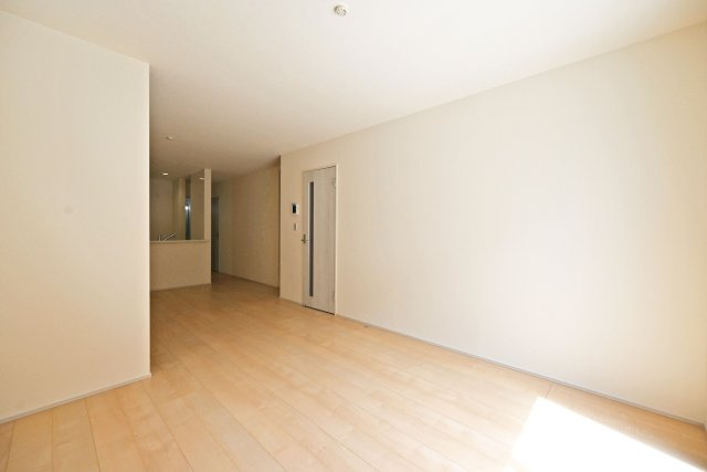 リーブルガーデン尼崎市常松1丁目新築一戸建て全4区画│2SLDK＋駐車2台可の居間・リビング|キッチンは対面式ながらカウンタータイプの為手元を隠しながら調理とコミュニケーションの両立が可能。実用性と意匠性を兼ね備えたLDKに仕上がりました。キッチンからの配膳効率も良いのが魅力です。