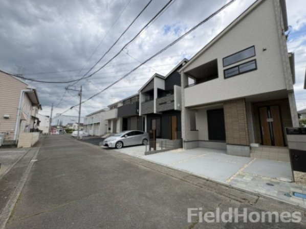 伊勢原市下落合新築戸建て　2号棟の前面道路含む現地写真|前面道路含む現地写真です。