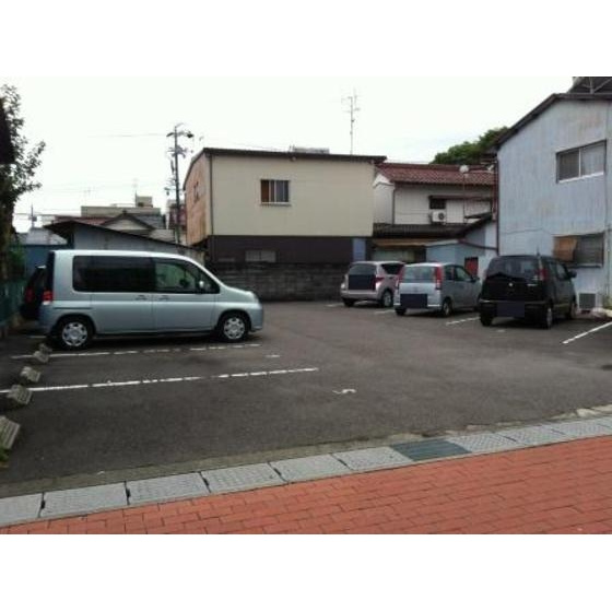 岐阜市東金宝町３丁目の駐車場
