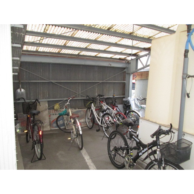 メゾン・アオイのエントランス|自転車置き場