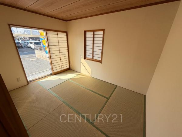 伊勢崎市韮塚町中古一戸建ての和室|和室はLDKと独立タイプです。
寝室、客間としても利用し易いです。