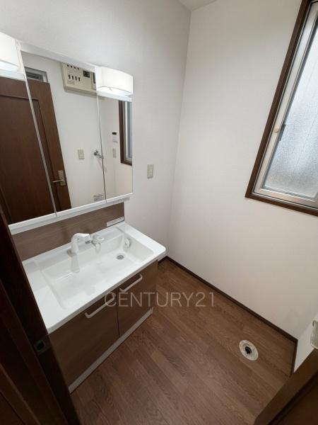 伊勢崎市韮塚町中古一戸建ての独立洗面台|三面鏡付きの洗面台には鏡の裏に収納があり、すっきり片付けられます。
洗髪も可能な伸縮機能つきシャワーヘッドです。
