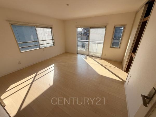 伊勢崎市韮塚町中古一戸建ての寝室|２面採光の明るい洋室です。