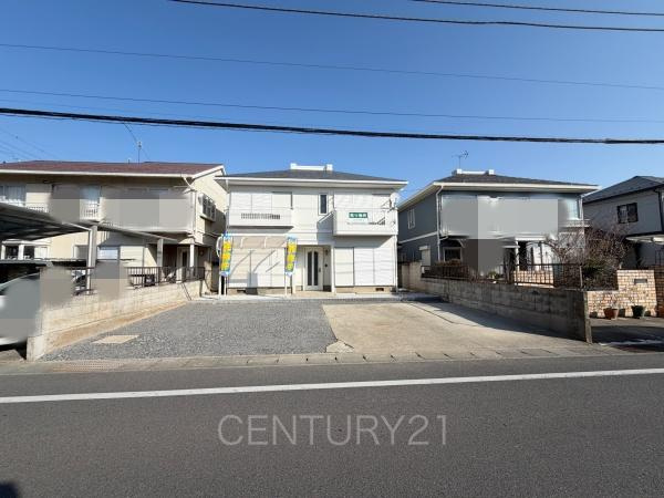 伊勢崎市韮塚町中古一戸建ての前面道路含む現地写真|並列駐車可能な駐車場スペースです。