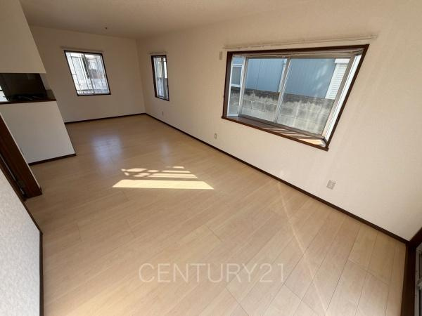 伊勢崎市韮塚町中古一戸建ての居間・リビング|開放感のあるリビングです。