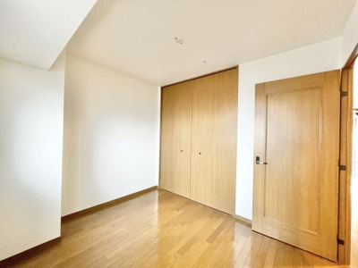 【洋室】 | グラン・コート堺九間町 | 一人ひとりの大切なプライベート空間。
ゆとりある広さで、一人の時間をゆったりと過ごせる安らぐお部屋になるはずです♪