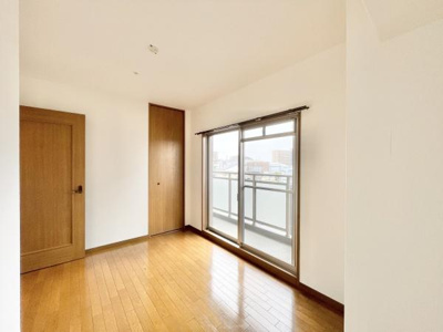 【寝室】 | グラン・コート堺九間町 | 大きな窓からたっぷりの日差しが降り注ぐ明るい室内です。気持ちの良い朝日を受けて、目覚めの良い健康的な朝を迎えられそうです。 