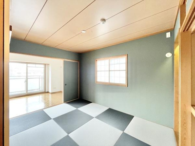 【和室】 | グラン・コート堺九間町 | LDKと隣接した6畳の和室。
お子様の遊び部屋・お昼寝スペースとして使うのもオススメです♪