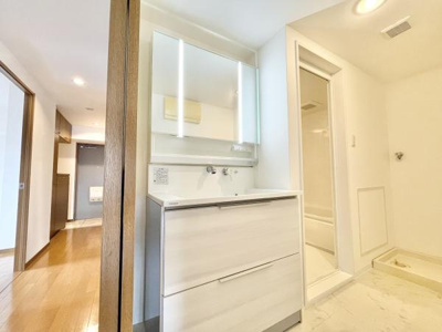 【独立洗面台】 | グラン・コート堺九間町 | ゆとりの洗面スペースで朝の身支度も快適スムーズに！