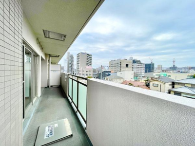 【バルコニー】 | グラン・コート堺九間町 | 物干しセットを追加すれば、一度にたくさんのお洗濯物が干せるのが魅力！
太陽の光と爽やかな風を受けたお洗濯物はあっという間に乾き、取りこむ時には太陽の匂いを感じられそうですね♪