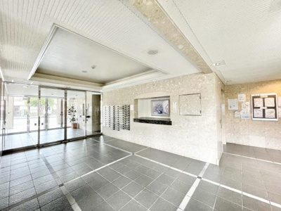 【エントランス】 | グラン・コート堺九間町 | 清潔に維持されている共用部。住む方のマナーの良さが感じられます！