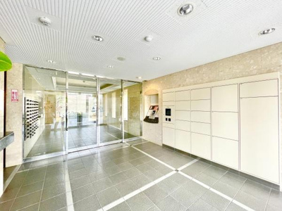 【エントランス】 | グラン・コート堺九間町 | 宅配ボックスがありますので荷物の受け取りも安心！