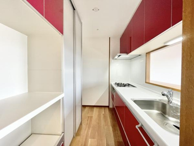 【キッチン】 | グラン・コート堺九間町 | 食品や食器などを収納する棚があります！もちろんそれ以外にも、普段はあまり使わない調理器具をしまうなど、その使い勝手は多様。