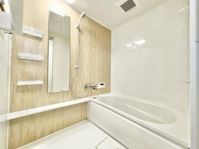 【浴室】 | グラン・コート堺九間町 | アクセントパネルで落ち着きのある雰囲気を演出♪毎日の疲れを癒やすバスタイムを。