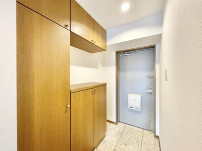 【玄関】 | グラン・コート堺九間町 | シュークロークもあるので、靴がたくさんあっても安心！気持ちの良い朝は、毎日ここからスタートしていきます♪