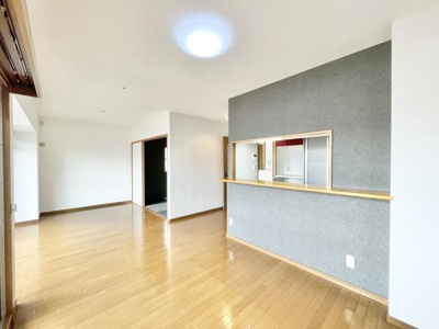 【居間・リビング】 | グラン・コート堺九間町 | 家族の一体感を感じられるDK！家族と過ごす時間を大切にする方にぴったりの住空間です♪