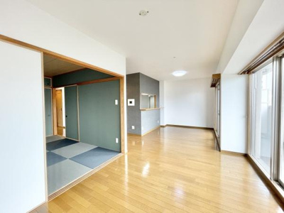 【居間・リビング】 | グラン・コート堺九間町 | 16.3帖のリビングダイニング。リビングは家族のオアシスへ
毎日家族が笑顔で生活する空間であるリビング。
