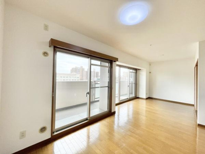 【居間・リビング】 | グラン・コート堺九間町 | 大切なご家族が集まるからこそＬＤＫはこだわりたい！休日はおひさまの光をたっぷりと取りこめるリビングでゆったりと過ごしませんか？子供たちが元気に笑いながら走り回っても十分な広さの空間です。