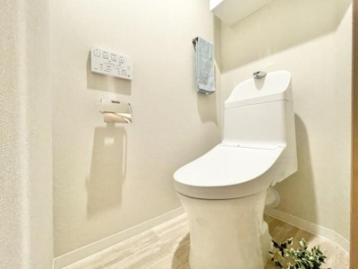 【トイレ】 | エクセランス堺東 | 清潔感のあるトイレです！タオルフォルダーも付いておりそのまま手洗いもできます。