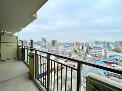 【バルコニー】 | エクセランス堺東 | 8階バルコニー部分です！テーブルセットを広げ、夕涼みを楽しみながら一杯呑むのも楽しいかも…