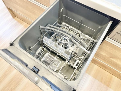 【キッチン】 | エクセランス堺東 | 食器洗乾燥機付きで家族の食器もピカピカ。後片付けもラクラクこなせて、日々の生活には欠かせない便利設備。環境にもママの手にも優しいのがうれしいですね。