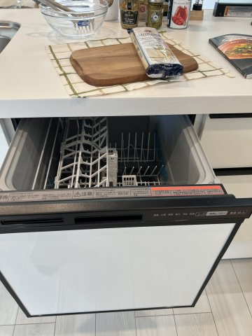 高浜本郷町第1期　新築住宅＜4号棟＞のキッチン|キッチンには、場所を取らないビルトイン型の食器洗い乾燥機を標準装備。
少ない水で効率よく洗うため、水道代の節約につながります。