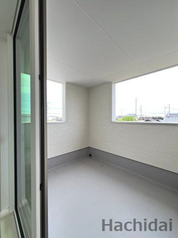 高浜本郷町第1期　新築住宅＜4号棟＞のバルコニー|2階ホールから繋がる多目的に使えるインナーバルコニー。急な雨でも洗濯物が濡れにくく、外出中も安心です。奥行きのある窓から光を取り込み、暗くなりがちな2階ホールを明るく開放的な空間へと変えます。