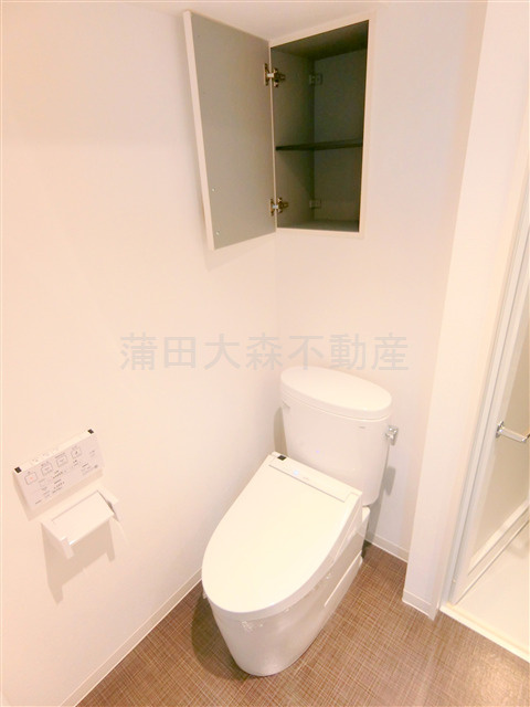 ベルシード蒲田Ⅱのトイレ|棚収納と温水暖房便座付きのトイレ