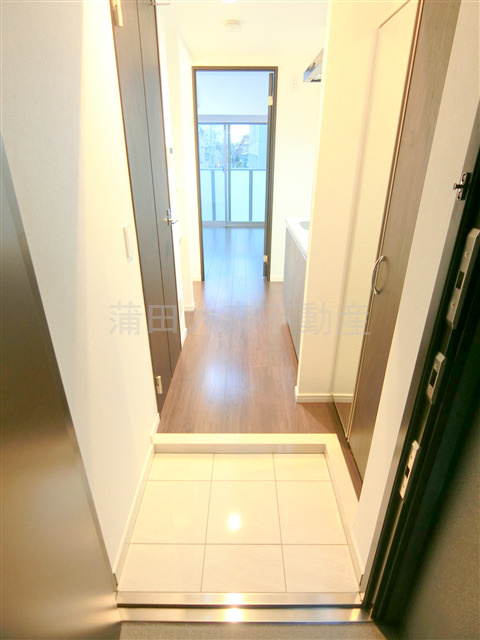 ベルシード蒲田Ⅱの玄関|玄関　玄関収納の扉にうれしい姿見鏡付き！