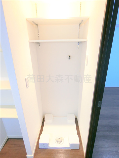 ベルシード蒲田Ⅱのその他共用部分|棚付きの洗濯機置き場
