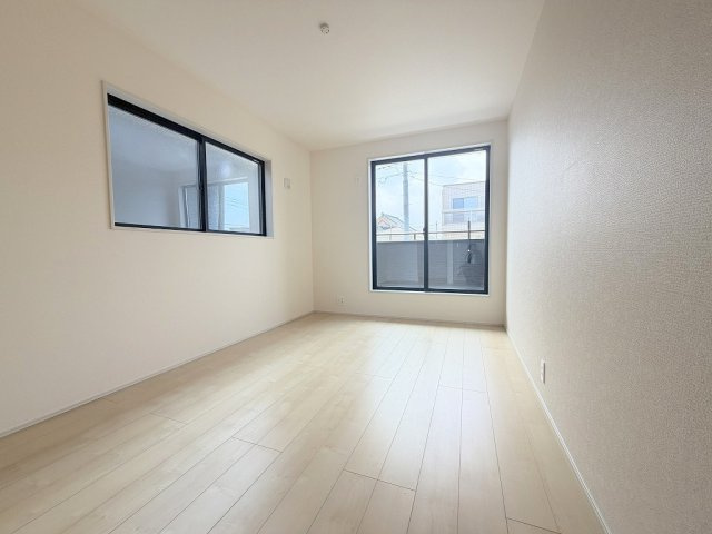 八潮市八潮7丁目　新築戸建　全4棟　3号棟の洋室|バルコニーに面した明るい洋室7帖・主寝室としていかがでしょう