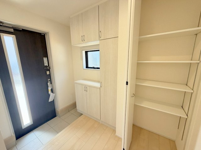八潮市八潮7丁目　新築戸建　全4棟　3号棟の玄関|玄関に収納付きでお出かけグッズの収納にも便利