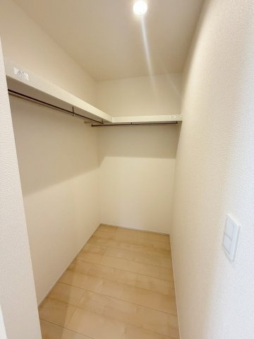 八潮市八潮7丁目　新築戸建　全4棟　3号棟の収納|リビング裏にウォークインクローゼット付！家族のお出かけグッズの収納にも便利