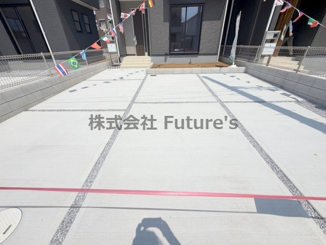 八潮市八潮7丁目　新築戸建　全4棟　3号棟の駐車場|家族の車＋来客用にも便利な並列2台駐車
