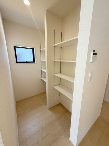 八潮市八潮7丁目　新築戸建　全4棟　3号棟の収納|キッチン横に広々パントリーを完備
